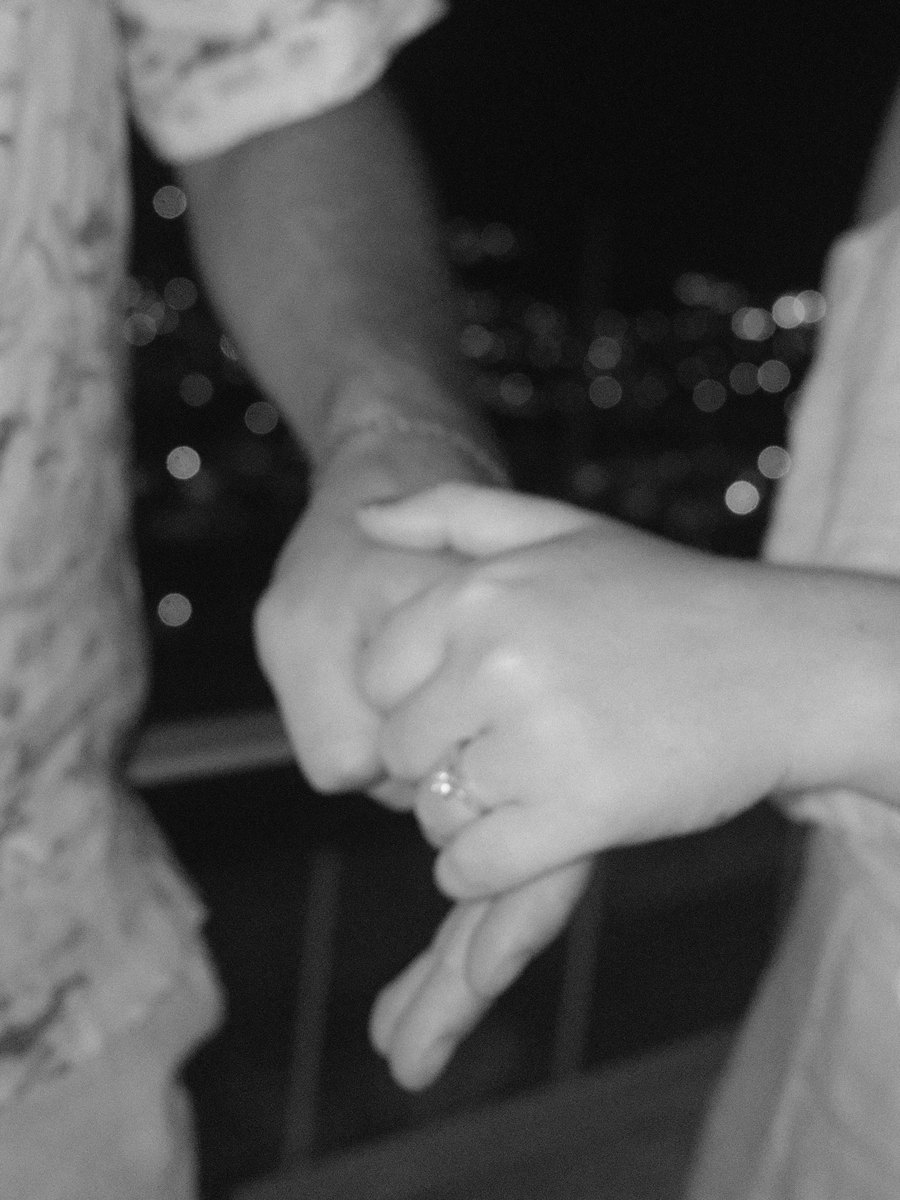 Katharina und Lorenz, Händchen haltend mit Verlobungsring